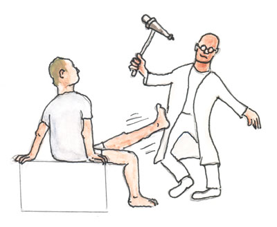 Patient tritt Student bei Reflxprüfung mit Reflexhammer